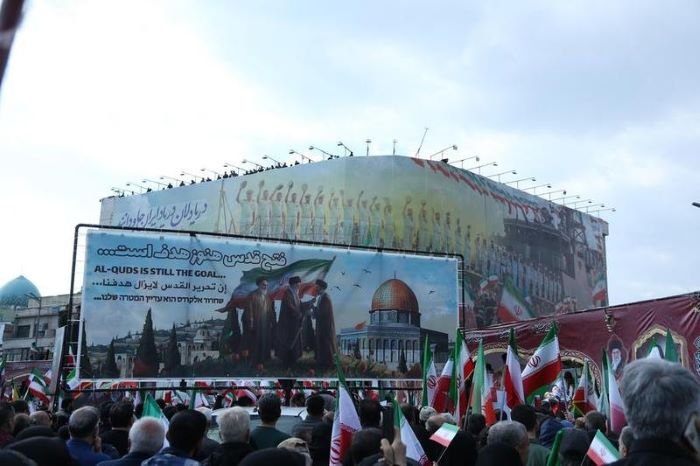 Orang-orang menghadiri upacara pemakaman seorang komandan Korps Garda Revolusi Islam (Islamic Revolutionary Guard Corps/IRGC), yang tewas akibat serangan AS-Israel, di Teheran, Iran, pada 1 April 2026. (Xin)