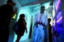 Sejumlah pengunjung mengabadikan foto pada malam pembukaan Halloween Horror Nights 2024 di Universal Studios Hollywood di Los Angeles, California, Amerika Serikat, pada 5 September 2024. (Xin)
