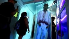 Sejumlah pengunjung mengabadikan foto pada malam pembukaan Halloween Horror Nights 2024 di Universal Studios Hollywood di Los Angeles, California, Amerika Serikat, pada 5 September 2024. (Xin)
