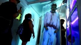 Sejumlah pengunjung mengabadikan foto pada malam pembukaan Halloween Horror Nights 2024 di Universal Studios Hollywood di Los Angeles, California, Amerika Serikat, pada 5 September 2024. (Xin)
