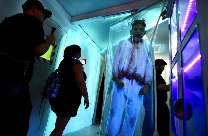 Sejumlah pengunjung mengabadikan foto pada malam pembukaan Halloween Horror Nights 2024 di Universal Studios Hollywood di Los Angeles, California, Amerika Serikat, pada 5 September 2024. (Xin)
