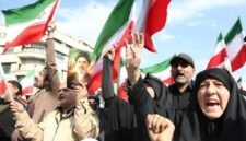 WARGA Iran sumpah setia dengan pemimpinn barunya, Mojtaba Khamenei, di Lapangan Enghelab di Teheran, Iran. [Xin]