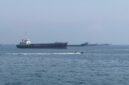 Foto yang diabadikan menggunakan telepon seluler ini memperlihatkan kapal-kapal dagang yang terjebak di perairan Selat Hormuz, dekat Khasab, sebuah kota kecil di Oman utara, pada 29 Mei 2026. (Xin)