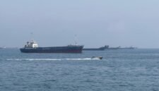 Foto yang diabadikan menggunakan telepon seluler ini memperlihatkan kapal-kapal dagang yang terjebak di perairan Selat Hormuz, dekat Khasab, sebuah kota kecil di Oman utara, pada 29 Mei 2026. (Xin)