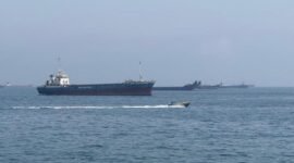 Foto yang diabadikan menggunakan telepon seluler ini memperlihatkan kapal-kapal dagang yang terjebak di perairan Selat Hormuz, dekat Khasab, sebuah kota kecil di Oman utara, pada 29 Mei 2026. (Xin)