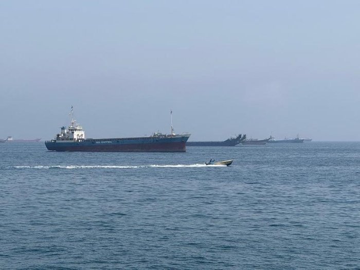 Foto yang diabadikan menggunakan telepon seluler ini memperlihatkan kapal-kapal dagang yang terjebak di perairan Selat Hormuz, dekat Khasab, sebuah kota kecil di Oman utara, pada 29 Mei 2026. (Xin)