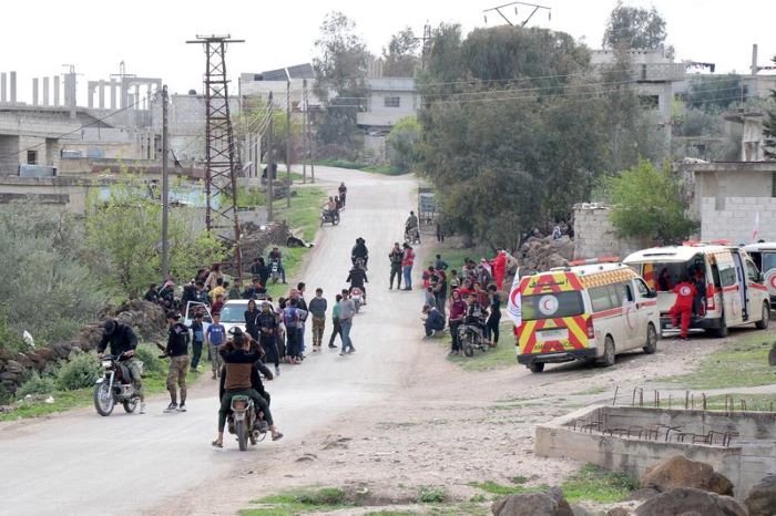 Sejumlah ambulans terlihat di jalur masuk Kota Koayiah di Daraa, Suriah selatan, pada 25 Maret 2025. Enam warga sipil tewas dan beberapa lainnya luka-luka setelah pasukan Israel menggempur Kota Koayiah di Daraa pada Selasa (25/3), demikian menurut otoritas urusan luar negeri Suriah. (Xinhua)