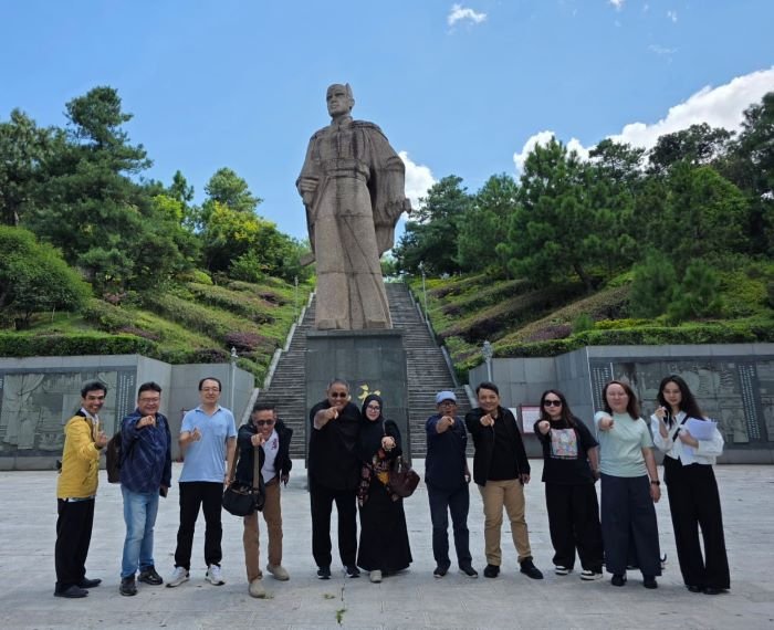 Rombongan Jaringan Media Siber Indonesia (JMSI) yang sempat berkunjung medio Juli 2026 bersama Ketua Umum Dr Teguh Santosa Dibawah Prasati Chen Ho di Kunming
