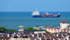 Foto yang diabadikan pada 18 Juni 2023 ini memperlihatkan pemandangan Selat Malaka sebagaimana terlihat dari Malaka, Malaysia. (Xin)