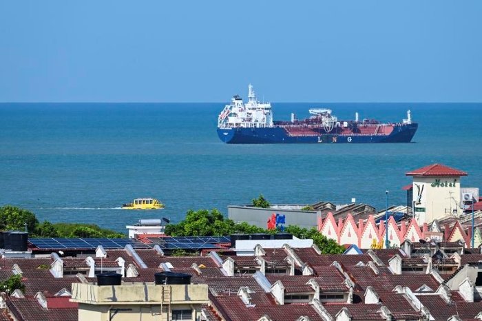 Foto yang diabadikan pada 18 Juni 2023 ini memperlihatkan pemandangan Selat Malaka sebagaimana terlihat dari Malaka, Malaysia. (Xin)