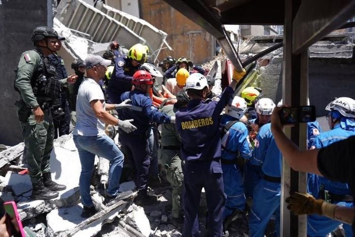 Korban Gempa Kolombia dan Tim Penyelamat [xin]