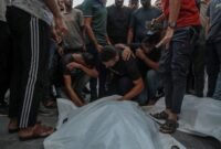 Sejumlah warga Palestina berduka atas kematian para korban akibat serangan udara Israel yang menghantam sebuah kafe, di Rumah Sakit al-Shifa, Gaza City, pada 18 Agustus 2026. (Xinhua)
