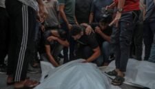 Sejumlah warga Palestina berduka atas kematian para korban akibat serangan udara Israel yang menghantam sebuah kafe, di Rumah Sakit al-Shifa, Gaza City, pada 18 Agustus 2026. (Xinhua)