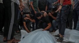 Sejumlah warga Palestina berduka atas kematian para korban akibat serangan udara Israel yang menghantam sebuah kafe, di Rumah Sakit al-Shifa, Gaza City, pada 18 Agustus 2026. (Xinhua)