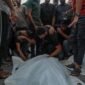 Sejumlah warga Palestina berduka atas kematian para korban akibat serangan udara Israel yang menghantam sebuah kafe, di Rumah Sakit al-Shifa, Gaza City, pada 18 Agustus 2026. (Xinhua)