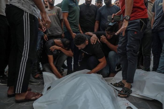 Sejumlah warga Palestina berduka atas kematian para korban akibat serangan udara Israel yang menghantam sebuah kafe, di Rumah Sakit al-Shifa, Gaza City, pada 18 Agustus 2026. (Xinhua)