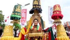 Seorang pelajar mengenakan kostum kreasi dan pakaian adat saat mengikuti karnaval Hari Ulang Tahun (HUT) ke-81 Kemerdekaan Republik Indonesia (RI) di Lhokseumawe, Provinsi Aceh, pada 18 Agustus 2026. (Xinhua)