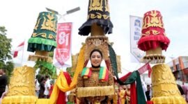 
Seorang pelajar mengenakan kostum kreasi dan pakaian adat saat mengikuti karnaval Hari Ulang Tahun (HUT) ke-81 Kemerdekaan Republik Indonesia (RI) di Lhokseumawe, Provinsi Aceh, pada 18 Agustus 2026. (Xinhua)