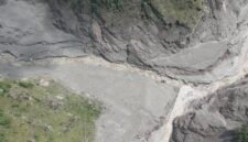Foto dari udara yang diabadikan menggunakan drone pada 29 Agustus 2026 ini menunjukkan area-area utama yang terdampak tanah longsor di Pelabuhan Gyirong di wilayah Gyirong, Daerah Otonom Xizang, Tiongkok barat daya. (Xinhua)