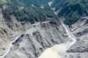 Foto dari udara yang diabadikan menggunakan drone pada 28 Agustus 2026 ini menunjukkan pemandangan area di sekitar danau bendungan alami yang terbentuk usai tanah longsor di hulu Pelabuhan Gyirong di wilayah Gyirong, Daerah Otonom Xizang, Tiongkok barat daya. (Xinhua)