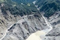 Foto dari udara yang diabadikan menggunakan drone pada 28 Agustus 2026 ini menunjukkan pemandangan area di sekitar danau bendungan alami yang terbentuk usai tanah longsor di hulu Pelabuhan Gyirong di wilayah Gyirong, Daerah Otonom Xizang, Tiongkok barat daya. (Xinhua)
