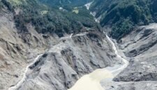 Foto dari udara yang diabadikan menggunakan drone pada 28 Agustus 2026 ini menunjukkan pemandangan area di sekitar danau bendungan alami yang terbentuk usai tanah longsor di hulu Pelabuhan Gyirong di wilayah Gyirong, Daerah Otonom Xizang, Tiongkok barat daya. (Xinhua)