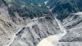 Foto dari udara yang diabadikan menggunakan drone pada 28 Agustus 2026 ini menunjukkan pemandangan area di sekitar danau bendungan alami yang terbentuk usai tanah longsor di hulu Pelabuhan Gyirong di wilayah Gyirong, Daerah Otonom Xizang, Tiongkok barat daya. (Xinhua)