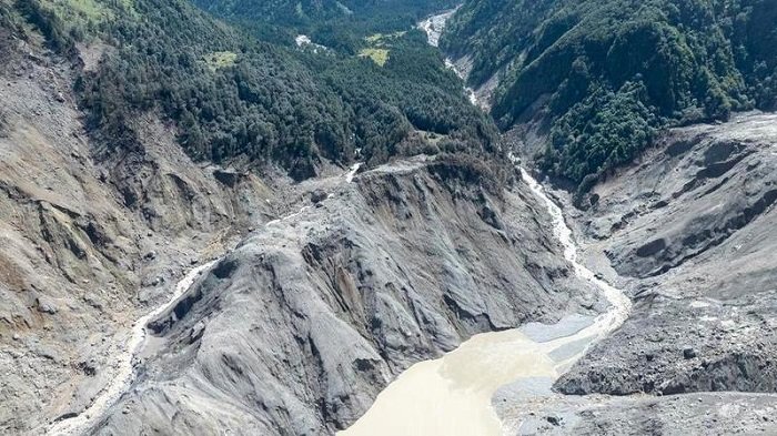 Foto dari udara yang diabadikan menggunakan drone pada 28 Agustus 2026 ini menunjukkan pemandangan area di sekitar danau bendungan alami yang terbentuk usai tanah longsor di hulu Pelabuhan Gyirong di wilayah Gyirong, Daerah Otonom Xizang, Tiongkok barat daya. (Xinhua)