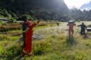 Tim penyelamat bersiap untuk menerbangkan sebuah drone guna memeriksa area-area yang terdampak tanah longsor di Xigaze, Daerah Otonom Xizang, Tiongkok barat daya, pada 27 Agustus 2026. (Xinhua)