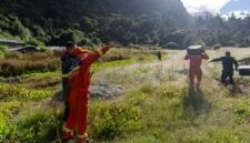 Tim penyelamat bersiap untuk menerbangkan sebuah drone guna memeriksa area-area yang terdampak tanah longsor di Xigaze, Daerah Otonom Xizang, Tiongkok barat daya, pada 27 Agustus 2026. (Xinhua)