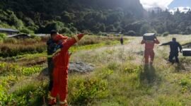 Tim penyelamat bersiap untuk menerbangkan sebuah drone guna memeriksa area-area yang terdampak tanah longsor di Xigaze, Daerah Otonom Xizang, Tiongkok barat daya, pada 27 Agustus 2026. (Xinhua)