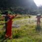 Tim penyelamat bersiap untuk menerbangkan sebuah drone guna memeriksa area-area yang terdampak tanah longsor di Xigaze, Daerah Otonom Xizang, Tiongkok barat daya, pada 27 Agustus 2026. (Xinhua)