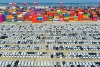 Mobil-mobil yang siap untuk proses pengiriman dan ekspor di kawasan pelabuhan di Nanjing, Provinsi Jiangsu, China timur. (Xin)
