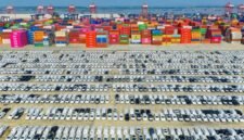 Mobil-mobil yang siap untuk proses pengiriman dan ekspor di kawasan pelabuhan di Nanjing, Provinsi Jiangsu, China timur. (Xin)