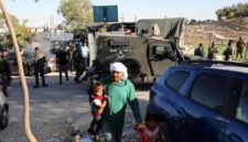 PASUKAN Israel menyerbu Desa Umm al-Kheir di daerah Masafer Yatta, sebelah selatan Hebron, Tepi Barat, dalam sebuah acara yang diadakan untuk memprotes kekerasan pemukim Israel pada 28 Juli 2026. (Xinhua)
