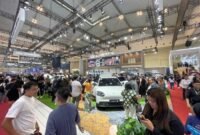 Para pengunjung mengamati mobil Chery Q dalam pameran GIIAS 2026 yang digelar di Tangerang, Provinsi Banten, pada 30 Juli hingga 9 Agustus 2026.[cherry]