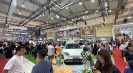 Para pengunjung mengamati mobil Chery Q dalam pameran GIIAS 2026 yang digelar di Tangerang, Provinsi Banten, pada 30 Juli hingga 9 Agustus 2026.[cherry]