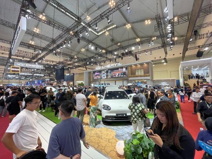 Para pengunjung mengamati mobil Chery Q dalam pameran GIIAS 2026 yang digelar di Tangerang, Provinsi Banten, pada 30 Juli hingga 9 Agustus 2026.[cherry]