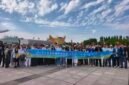 Foto yang diabadikan pada 14 Agustus 2026 ini menunjukkan para pemuda mancanegara yang mengikuti Kamp Persahabatan Pemuda Internasional Ningxia berfoto bersama di Daerah Otonom Etnis Hui Ningxia di Tiongkok barat laut. (Xinhua)