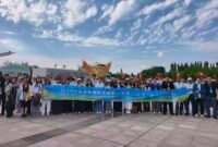 Foto yang diabadikan pada 14 Agustus 2026 ini menunjukkan para pemuda mancanegara yang mengikuti Kamp Persahabatan Pemuda Internasional Ningxia berfoto bersama di Daerah Otonom Etnis Hui Ningxia di Tiongkok barat laut. (Xinhua)