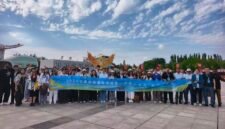 Foto yang diabadikan pada 14 Agustus 2026 ini menunjukkan para pemuda mancanegara yang mengikuti Kamp Persahabatan Pemuda Internasional Ningxia berfoto bersama di Daerah Otonom Etnis Hui Ningxia di Tiongkok barat laut. (Xinhua)