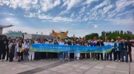 
Foto yang diabadikan pada 14 Agustus 2026 ini menunjukkan para pemuda mancanegara yang mengikuti Kamp Persahabatan Pemuda Internasional Ningxia berfoto bersama di Daerah Otonom Etnis Hui Ningxia di Tiongkok barat laut. (Xinhua)