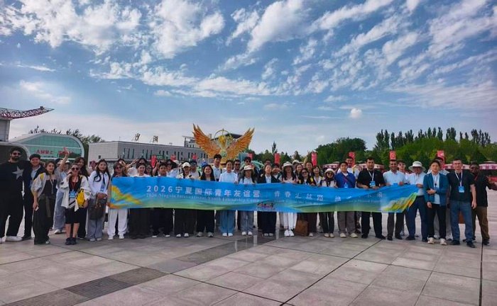 
Foto yang diabadikan pada 14 Agustus 2026 ini menunjukkan para pemuda mancanegara yang mengikuti Kamp Persahabatan Pemuda Internasional Ningxia berfoto bersama di Daerah Otonom Etnis Hui Ningxia di Tiongkok barat laut. (Xinhua)