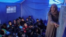Para siswa mengikuti pelajaran di Sekolah Pendidikan Al-Shamal, yang terletak hanya 100 meter dari 