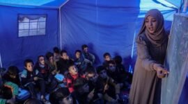 Para siswa mengikuti pelajaran di Sekolah Pendidikan Al-Shamal, yang terletak hanya 100 meter dari 