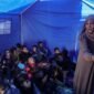 Para siswa mengikuti pelajaran di Sekolah Pendidikan Al-Shamal, yang terletak hanya 100 meter dari