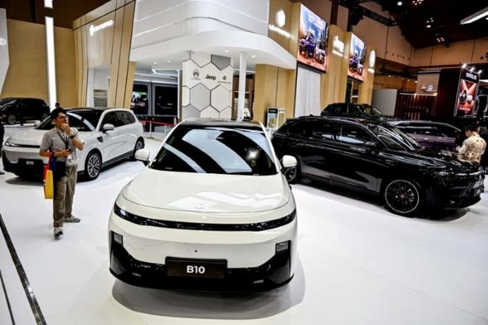 PENGUNJUNG mendatangi stan merek otomotif China Leapmotor dalam press day GAIKINDO Indonesia International Auto Show (GIIAS) 2026 di Indonesia Convention Exhibition di Tangerang, Provinsi Banten, pada 29 Juli 2026. (Xinhua)