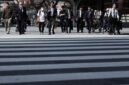 Pejalan kaki menyeberangi jalan di dekat Stasiun Tokyo di Tokyo, Jepang [Xin]