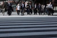 Pejalan kaki menyeberangi jalan di dekat Stasiun Tokyo di Tokyo, Jepang [Xin]