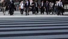 Pejalan kaki menyeberangi jalan di dekat Stasiun Tokyo di Tokyo, Jepang [Xin]